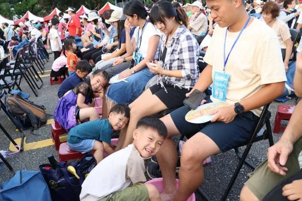 萬人參與「2025台灣的孝—百善孝為先 為父母長輩洗腳暨反毒宣導」活動 (圖片截自網路)