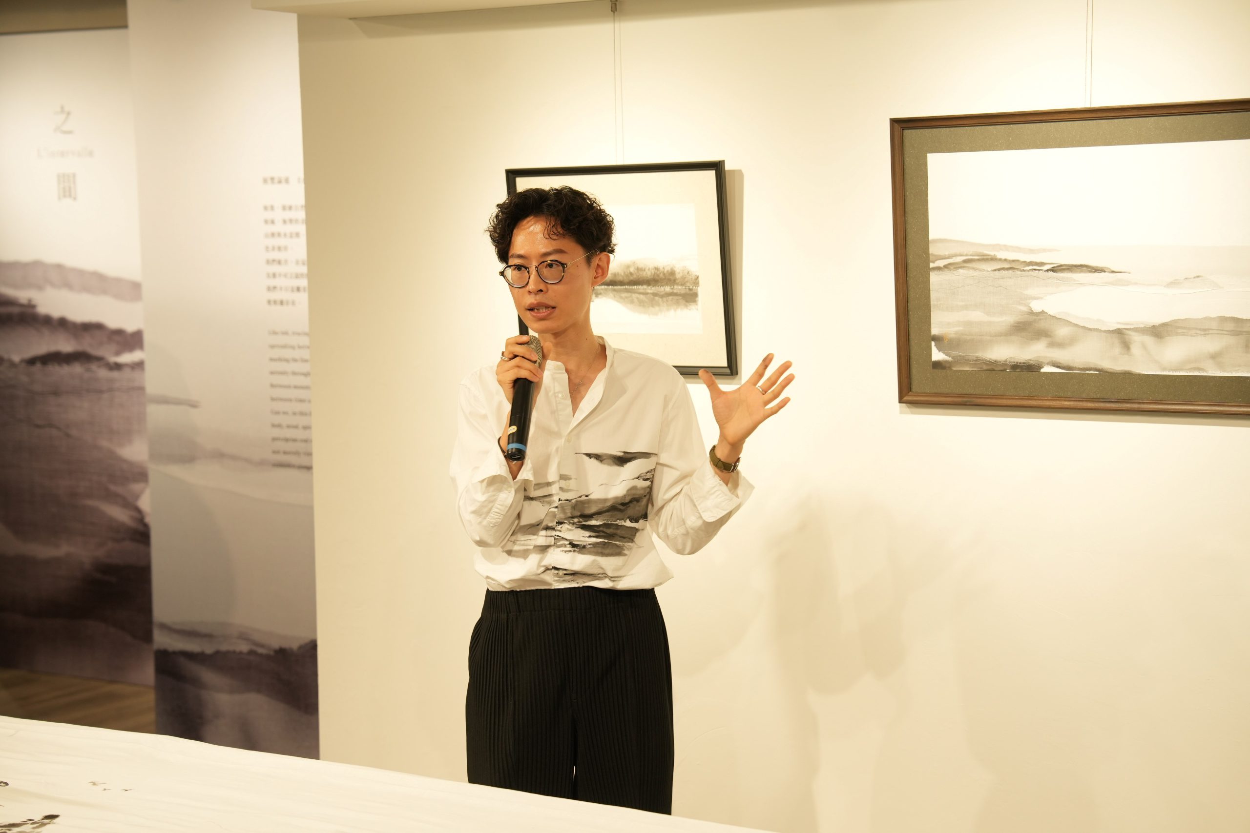 旅法藝術家沈榮說明創作理念。（圖由世界宗教博物館提供）